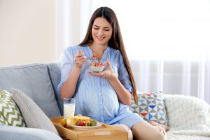 Young,Pregnant,Woman,With,Milk,And,Breakfast